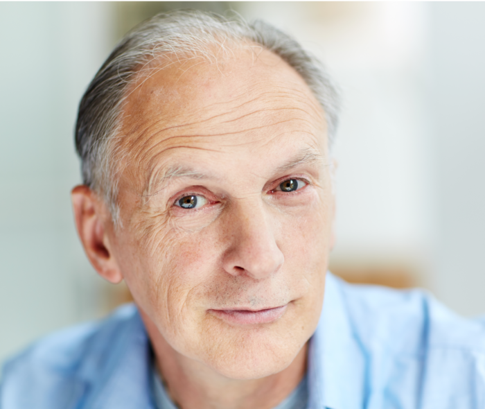 Leben mit metastasiertem Prostatakarzinom: Ein Mann blickt in die Kamera und lächelt. Ein Mann blickt in die Kamera und lächelt.