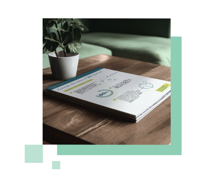 Auf dem Tisch liegt Informationsmaterial.