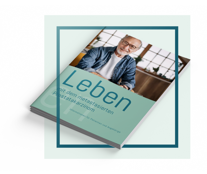 Gezeigt ist das Titelblatt der Broschüre Leben mit dem metastasierten Prostatakarzinom.  Gezeigt ist das Titelblatt der Broschüre Leben mit dem metastasierten Prostatakarzinom. Auf dem Titelblatt ist ein älterer Mann, der aufgeschlossen in die Kamera schaut.