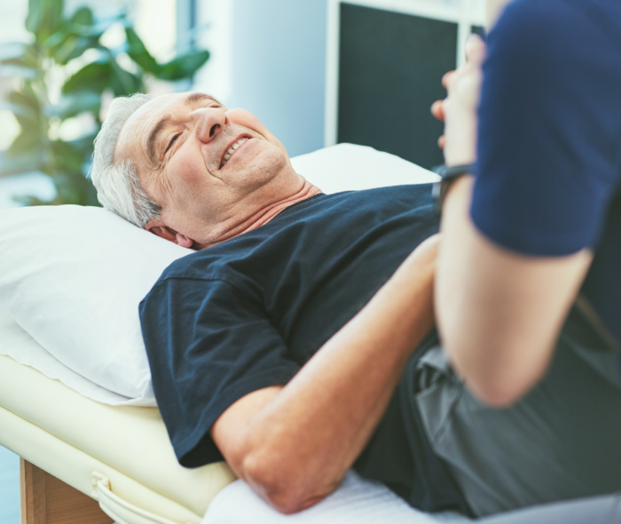 Leben mit Prostatakrebs: Ein Mann liegt auf einer Liege und wird untersucht. Ein Mann liegt auf einer Liege und wird untersucht.