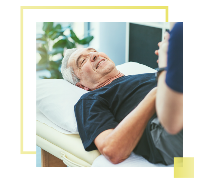 Leben mit Prostatakrebs: Ein Mann liegt auf einer Liege und wird untersucht. Ein Mann liegt auf einer Liege und wird untersucht.