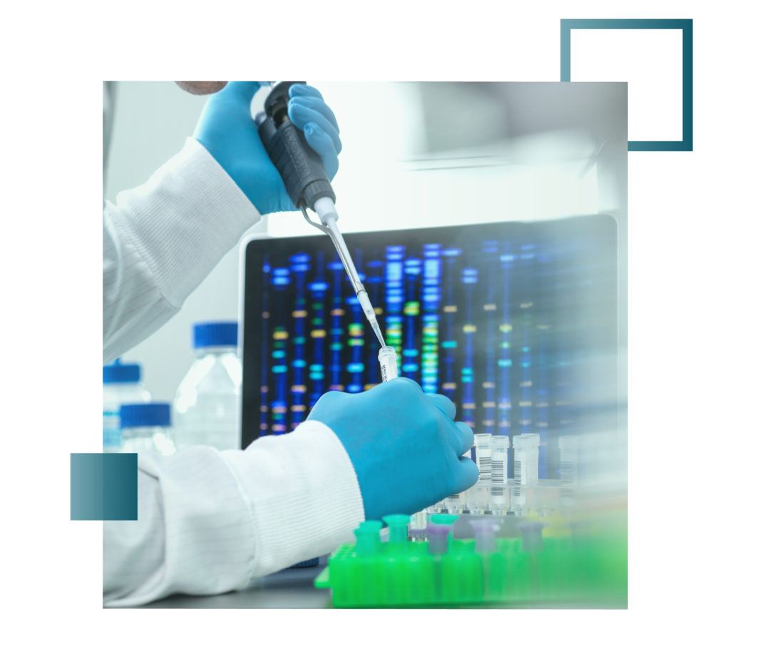 Leben mit Prostatakrebs: Sichtbar sind zwei Hände, die in einem Labor eine Probe in eine Pipette abfüllen.  Sichtbar sind zwei Hände, die in einem Labor eine Probe in eine Pipette abfüllen.