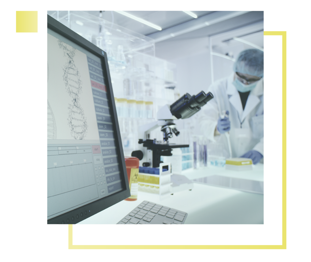 Leben mit fortgeschrittenem Prostatakarzinom: Das Foto zeigt einen Arbeitsplatz im Labor. Ein Labormitarbeiter bearbeitet eine Probe.  Das Foto zeigt einen Arbeitsplatz im Labor. Ein Labormitarbeiter bearbeitet eine Probe.