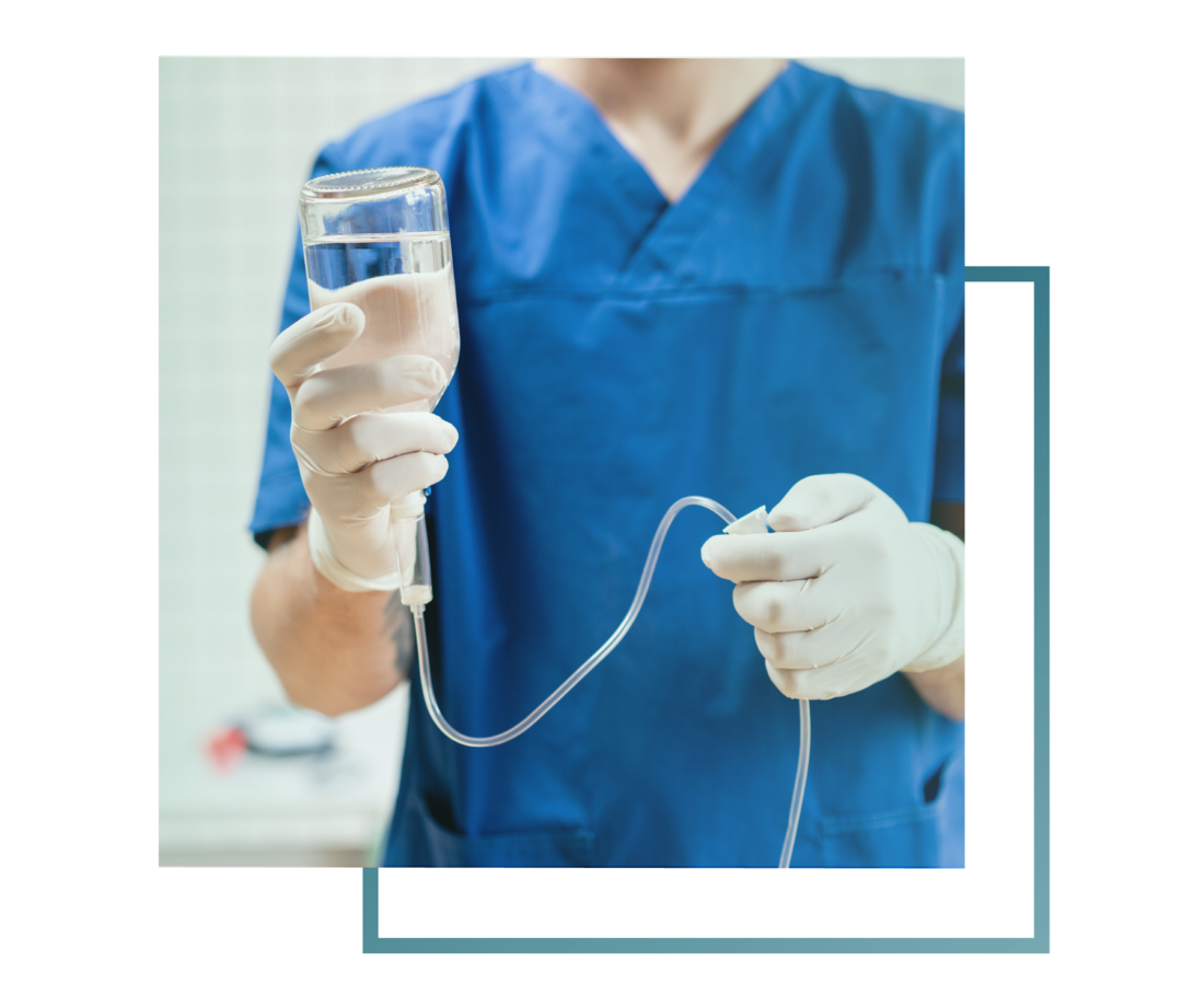 Eine Schwester bereitet eine Infusion vor. 