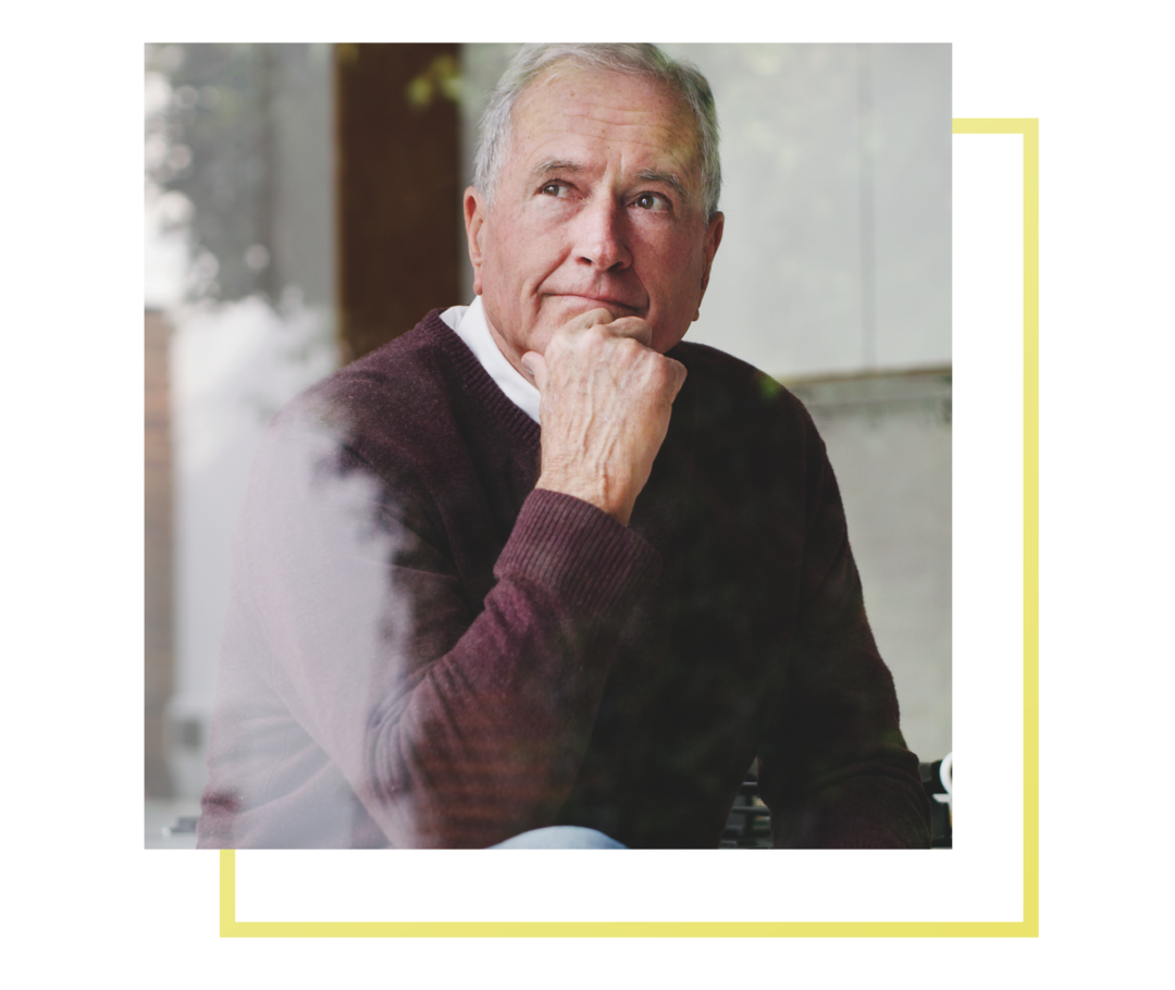 Leben mit fortgeschrittenen Prostatakarzinom: Ein älterer Herr sitzt auf einem Stuhl und schaut aus dem Fenster. Ein älterer Herr sitzt auf einem Stuhl und schaut aus dem Fenster.