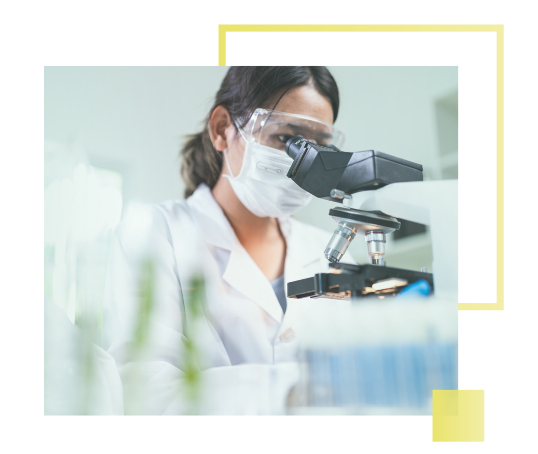 Leben mit Prostatakrebs: Eine Labormitarbeiterin steht vor einem Mikroskop und betrachtet eine Probe. Eine Labormitarbeiterin steht vor einem Mikroskop und betrachtet eine Probe.