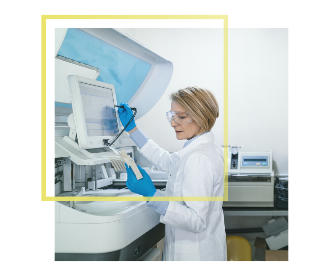 Leben mit metastasiertem Prostatakarzinom: Eine Labormitarbeiterin bedient ein Gerät im Routinelabor. Eine Labormitarbeiterin bedient ein Gerät im Routinelabor.