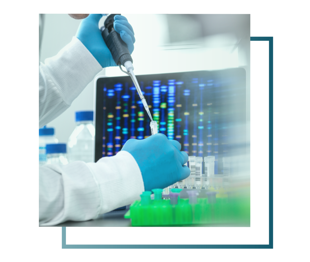 Ein Labormitarbeiter pipettiert Proben.