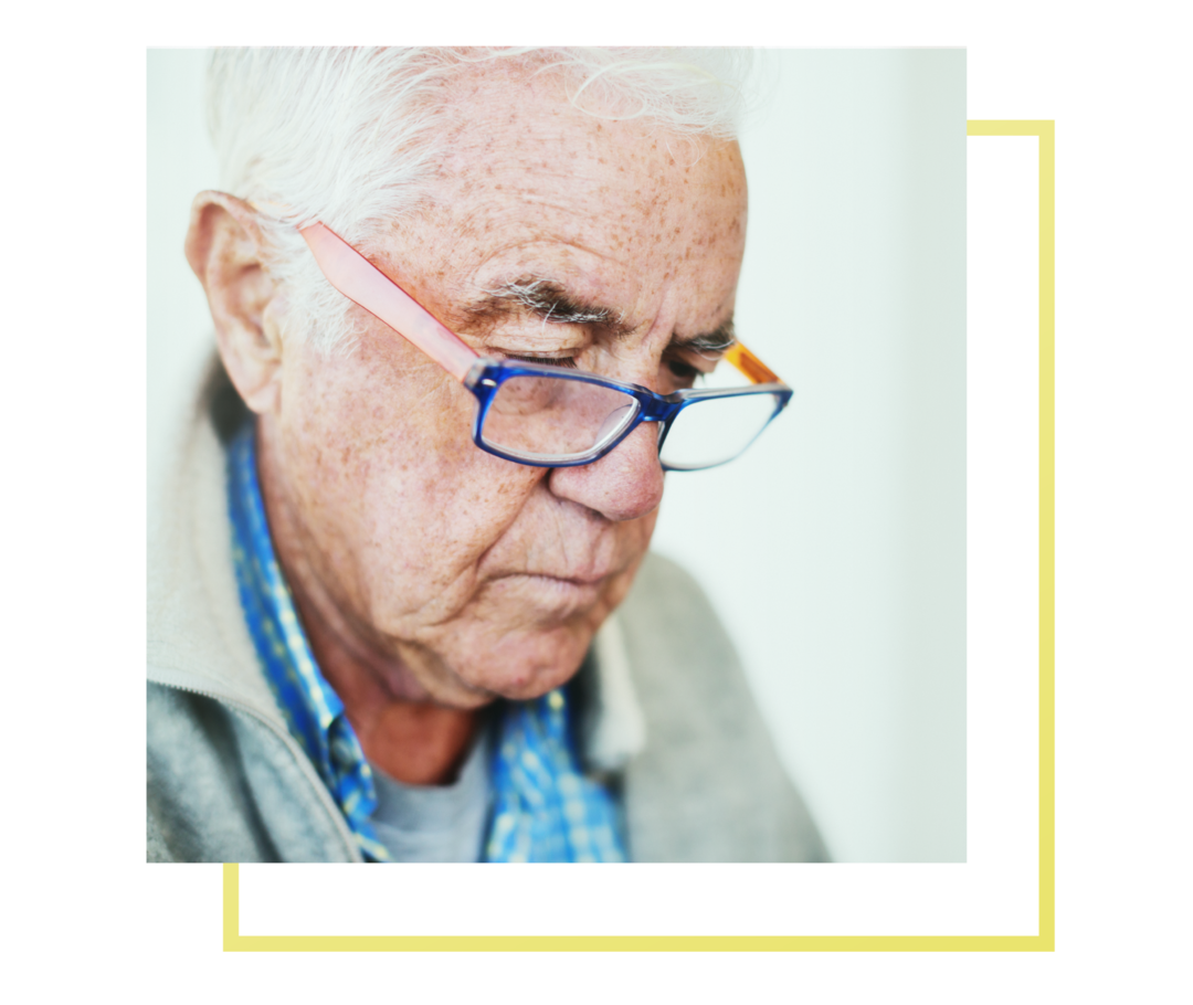 Ein älterer Herr mit Lesebrille schaut nach unten. Ein älterer Herr mit Lesebrille schaut nach unten.