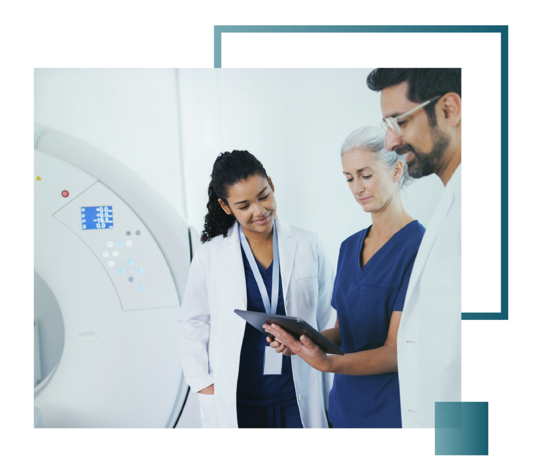 Leben mit fortgeschrittenem Prostatakarzinom: Zwei Frauen und ein Mann stehen vor einem MRT und betrachten einen Befund. Zwei Frauen und ein Mann stehen vor einem MRT und betrachten einen Befund.