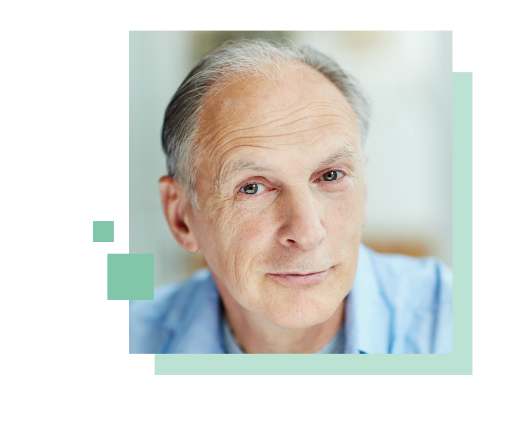 Ein Mann blickt in die Kamera und lächelt.