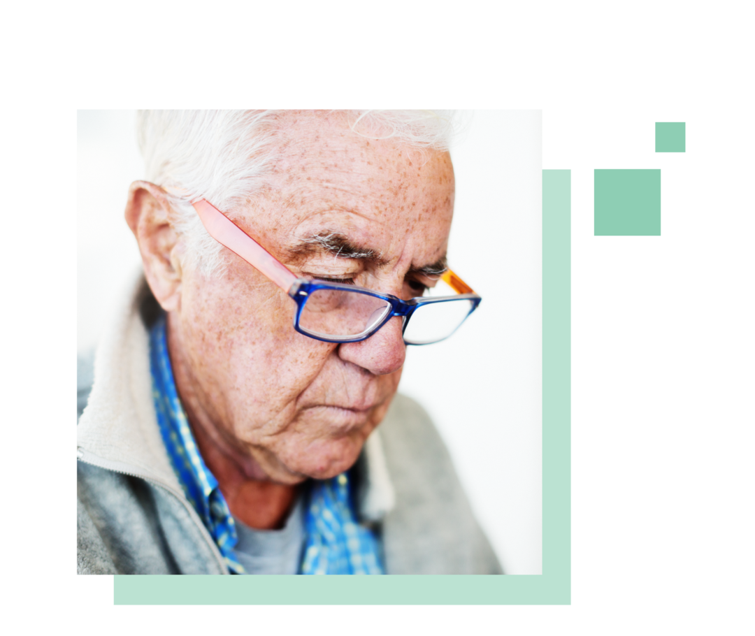 Leben mit fortgeschrittenem Prostatakarzinom: Ein Mann mit Brille blickt etwas nach unten und liest. Ein Mann mit Brille blickt etwas nach unten und liest.