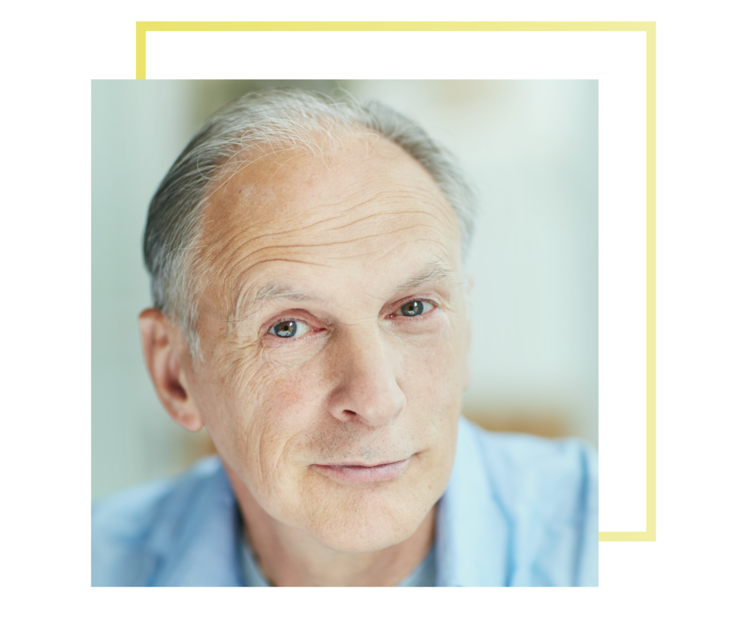 Leben mit fortgeschrittenem Prostatakarzinom:  Ein älterer Herr blickt in die Kamera. Ein älterer Herr blickt in die Kamera.