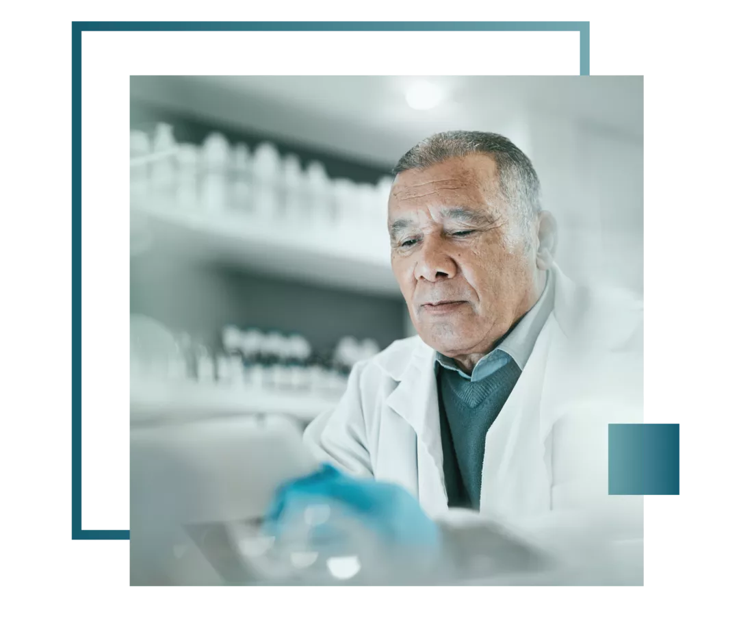 Ein Labormitarbeiter sitzt vor einem Prüfgerät.