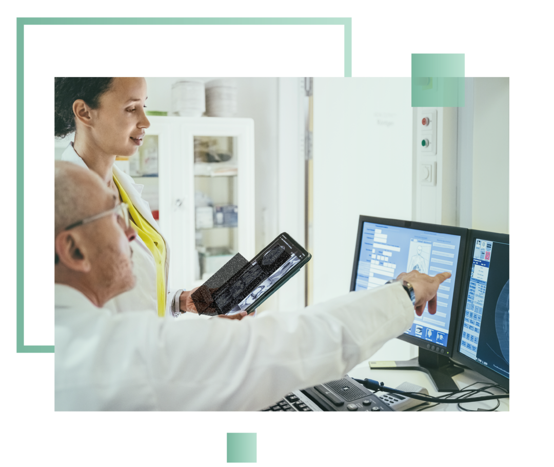 Leben mit Prostatakrebs: Ein Mann und eine Frau stehen vor einem Bildschirm und betrachten ein Bildaufnahme. Ein Mann und eine Frau stehen vor einem Bildschirm und betrachten eine Bildaufnahme.