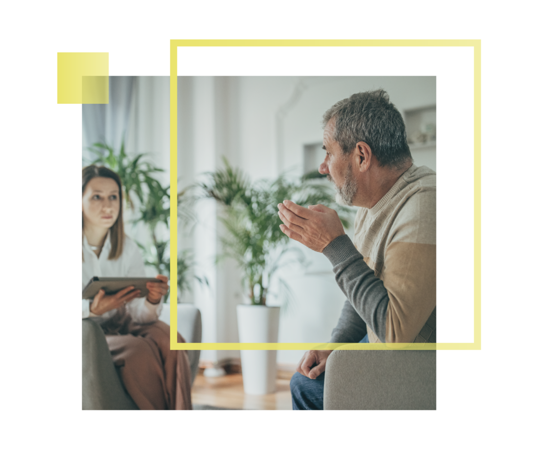 Mann im Vieraugengespräch mit einer Beraterin.