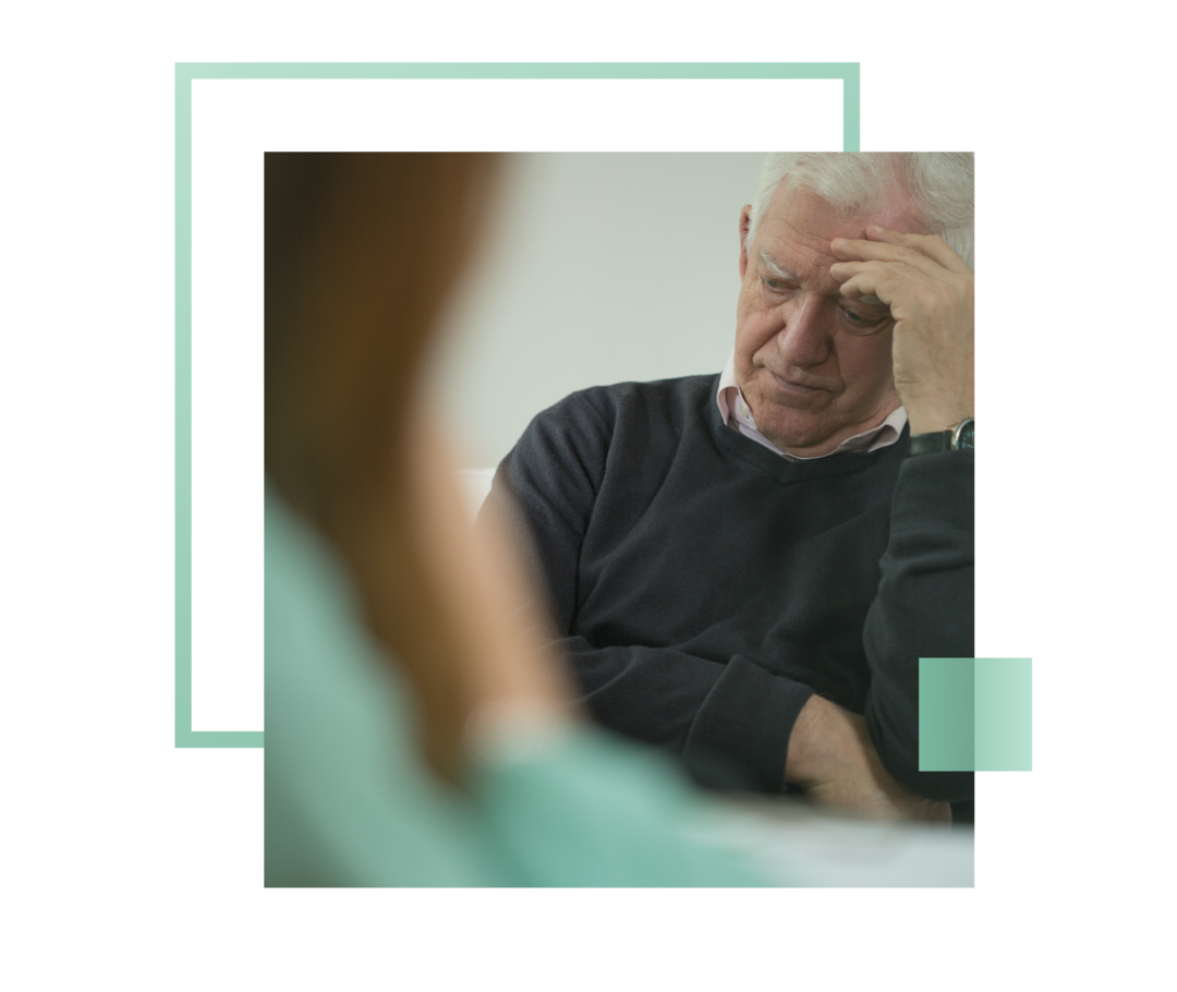 Leben mit Prostatakrebs: Älterer Mann hält sich den Kopf. Älterer Mann hält sich den Kopf.