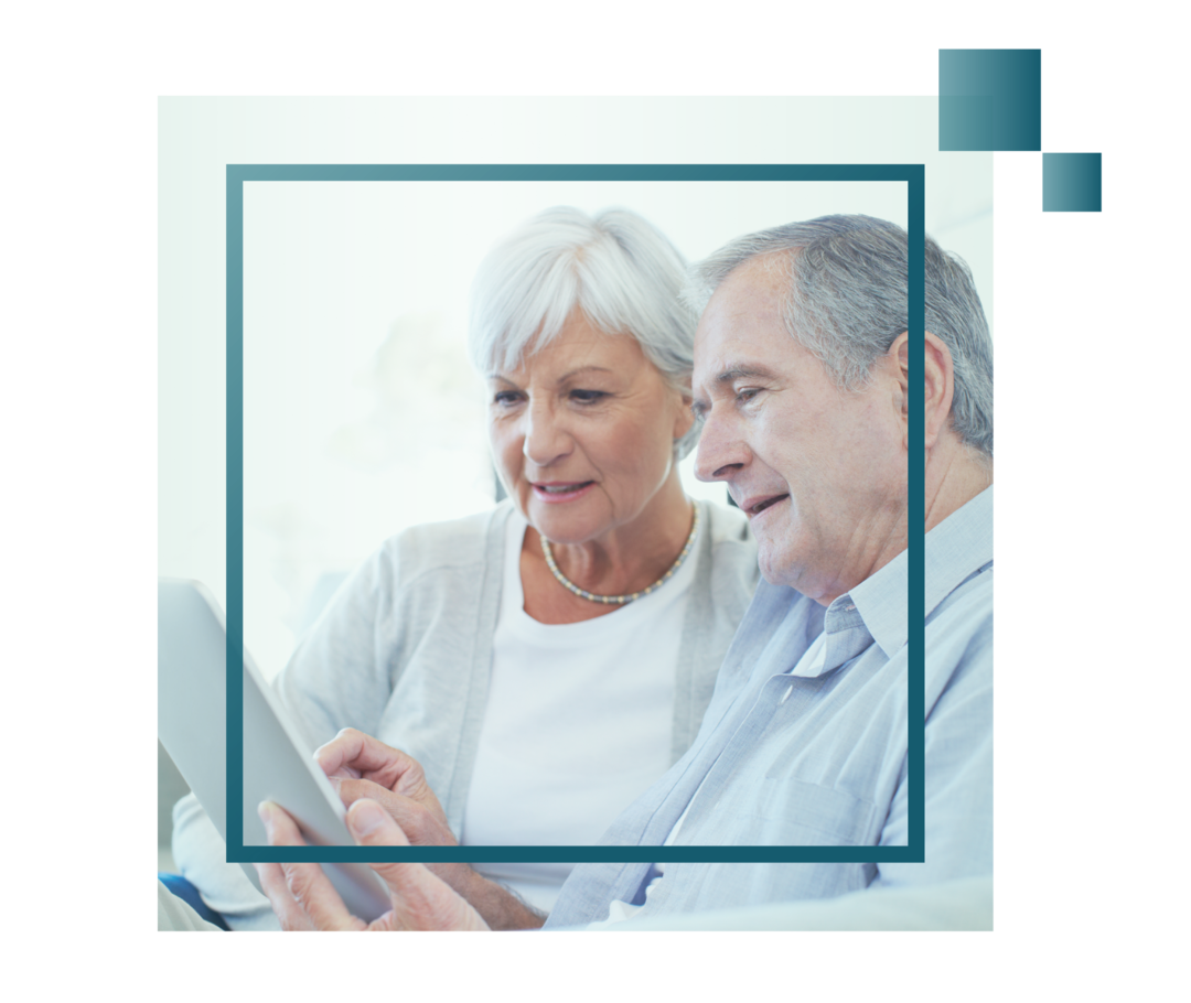 Älteres Ehepaar schaut gemeinsam auf ein Klemmbrett.