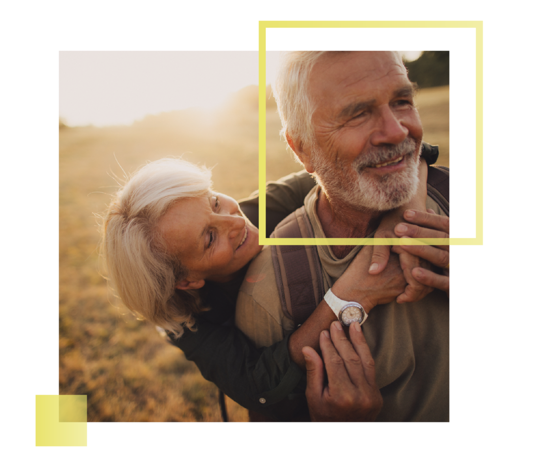 Frau umarmt glücklich ihren Mann von hinten.