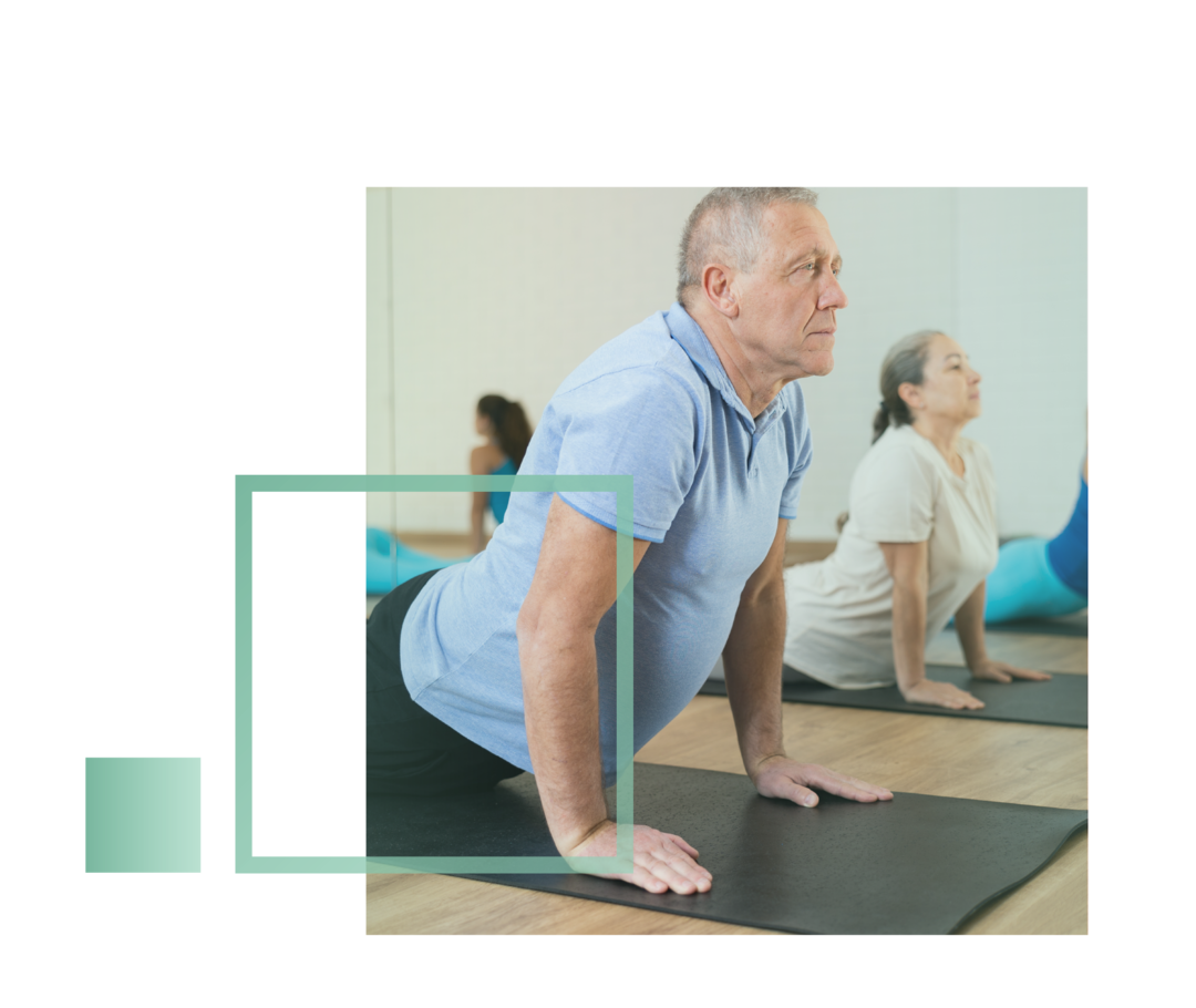 Ein Mann macht eine Übung in einem Yoga-Kurs.