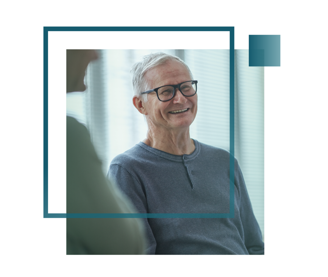 Lachender älterer Mann mit Brille.