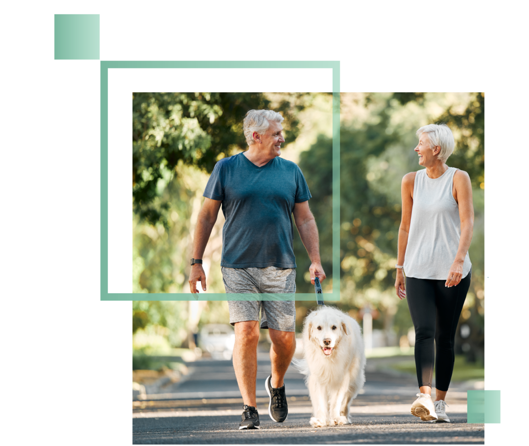 Leben mit Prostatakrebs: Älteres Ehepaar beim Spaziergang mit ihrem Hund. Älteres Ehepaar beim Spaziergang mit ihrem Hund.