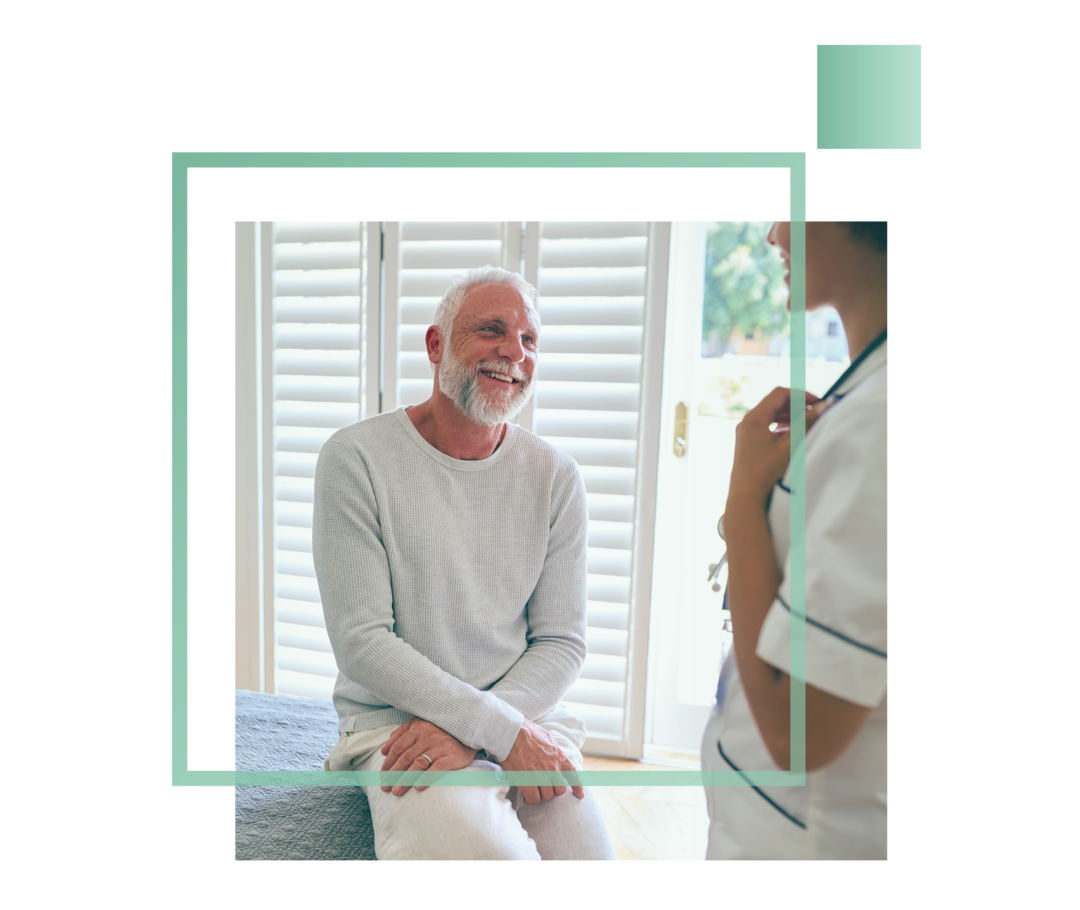 Lächelnder Mann im Gespräch mit einer Krankenschwester.