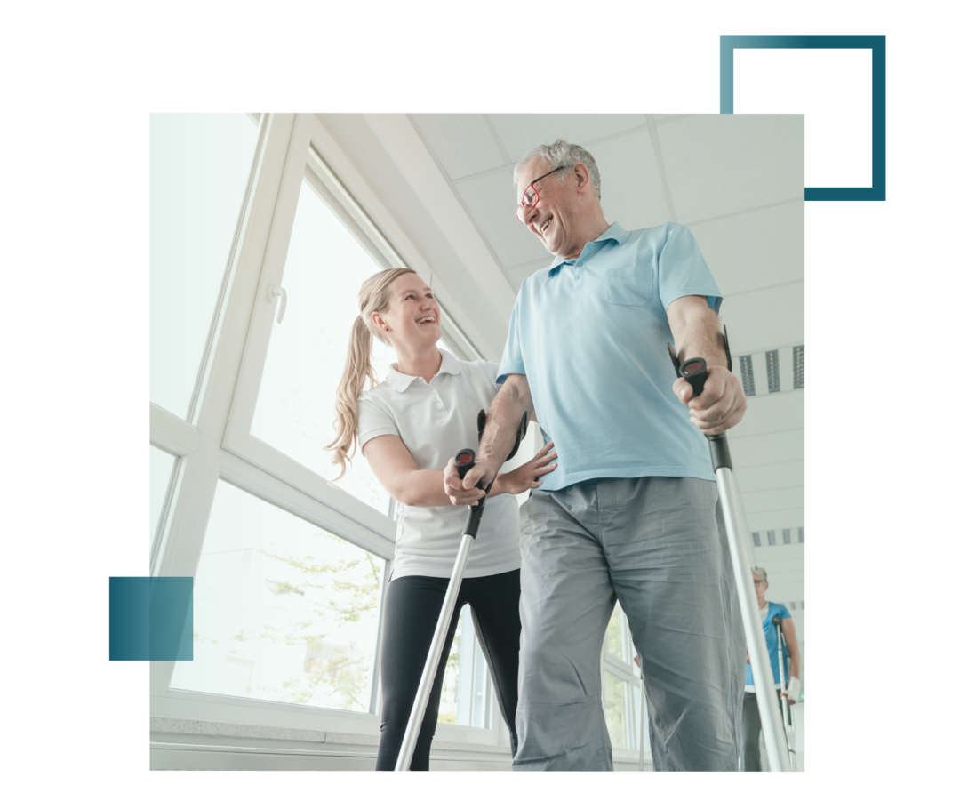 Patient läuft auf Krücken und Schwester unterstützt ihn.