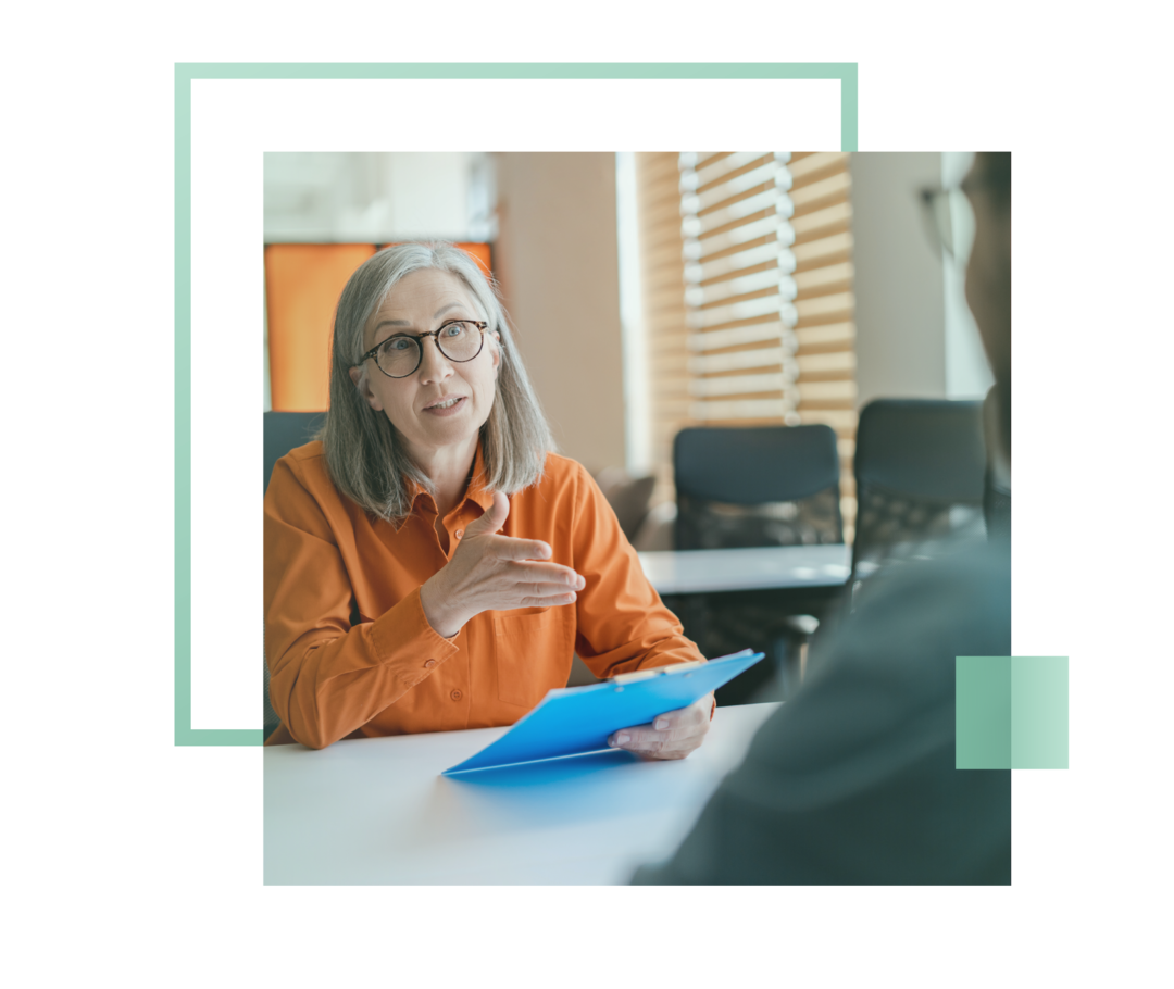 Ältere Dame berät einen Mann.