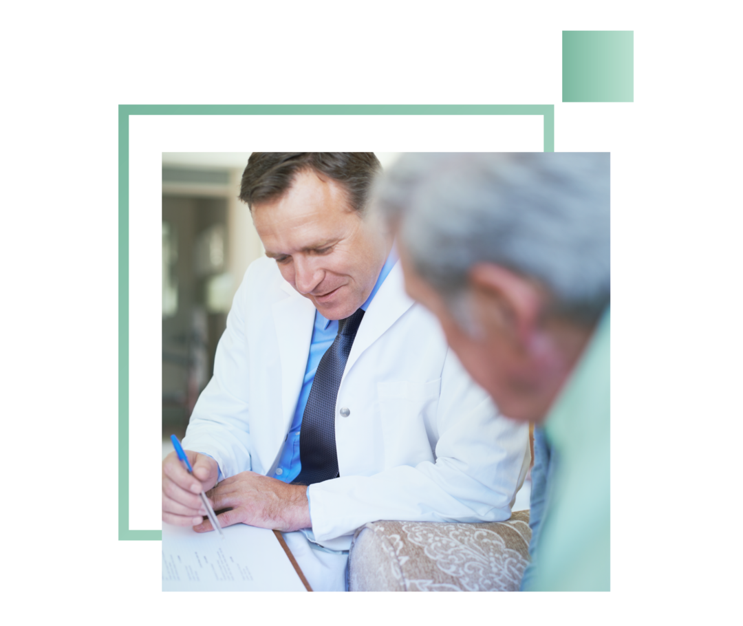 Leben mit Prostatakrebs: Gespräch zwischen älterem Mann und Arzt. Gespräch zwischen älterem Mann und Arzt.